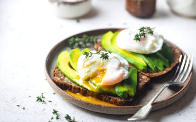 Œufs parfaits, avocats et skyr, miel et noix